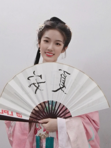 英雄联盟世界赛女翻译是谁