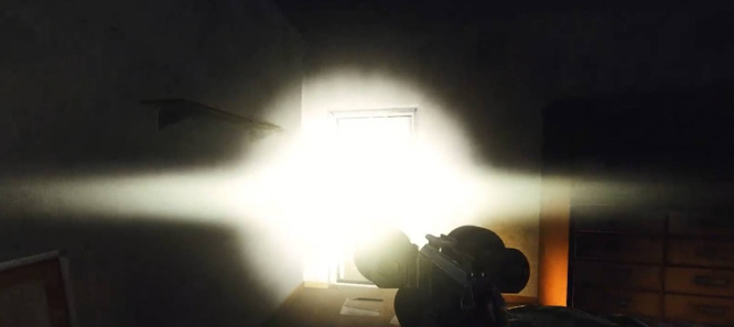 逃离塔科夫手电筒怎么开